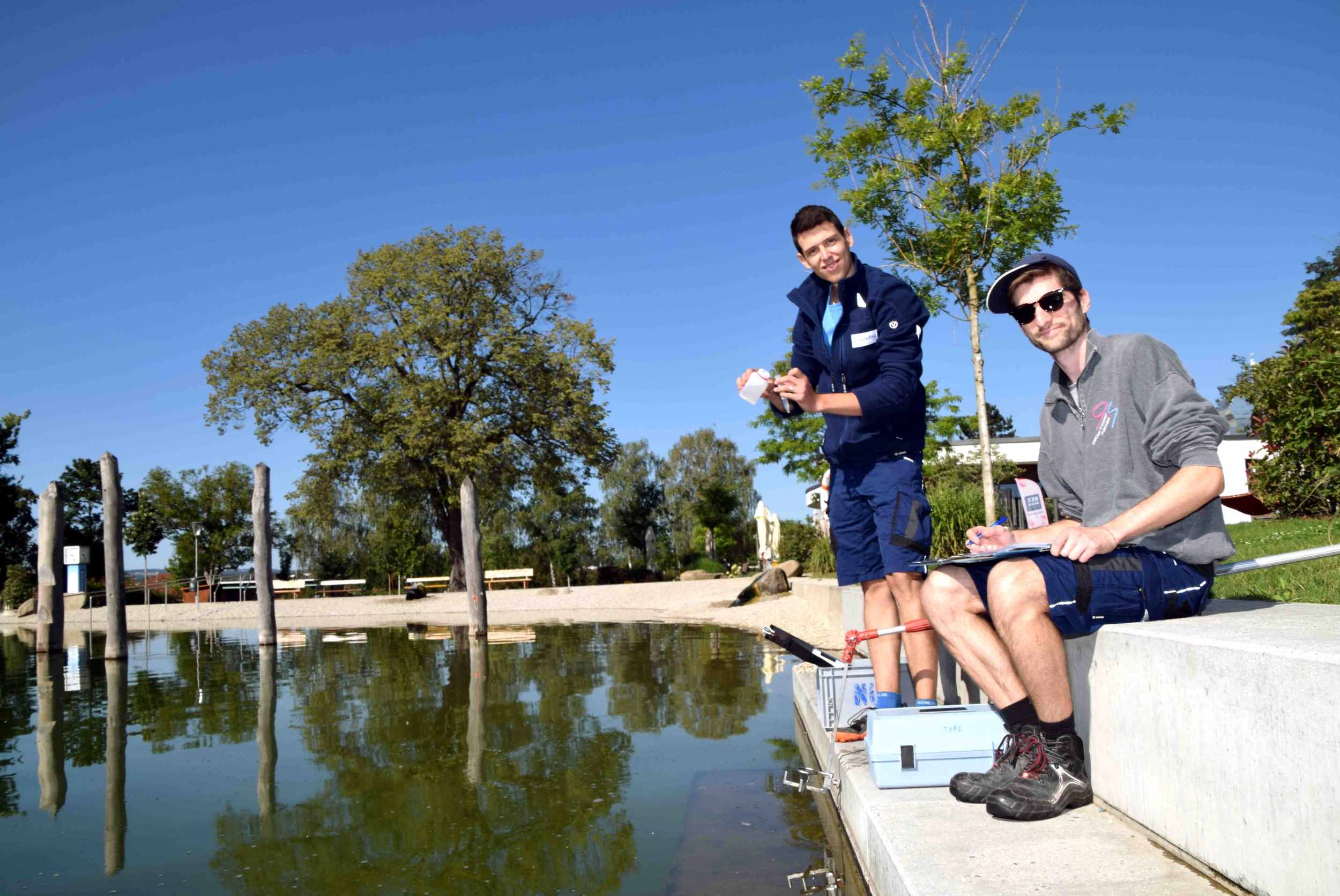Schmiedecker Tobias und Sturmberger Valentin (v.li.) von der Firma Eurofins bei der kürzlich stattgefundenen Wasserprobenentnahme am Horner Stadtsee. Foto: Gabriele Hohenegger